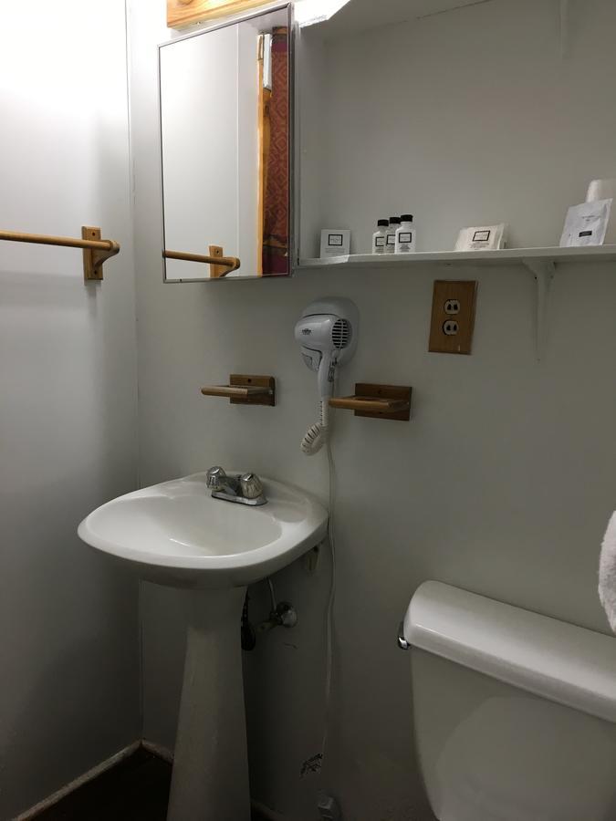 Chinook Winds Motel Дубойс Экстерьер фото