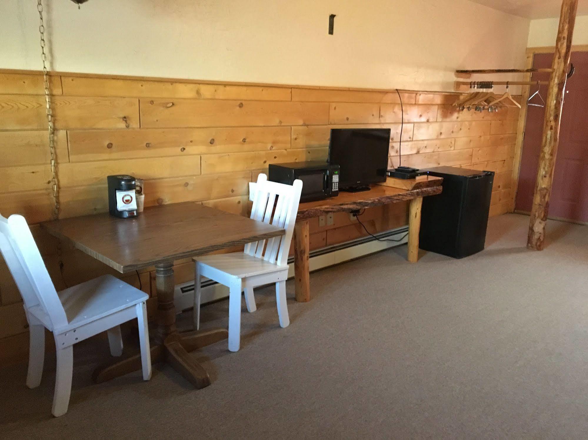 Chinook Winds Motel Дубойс Экстерьер фото