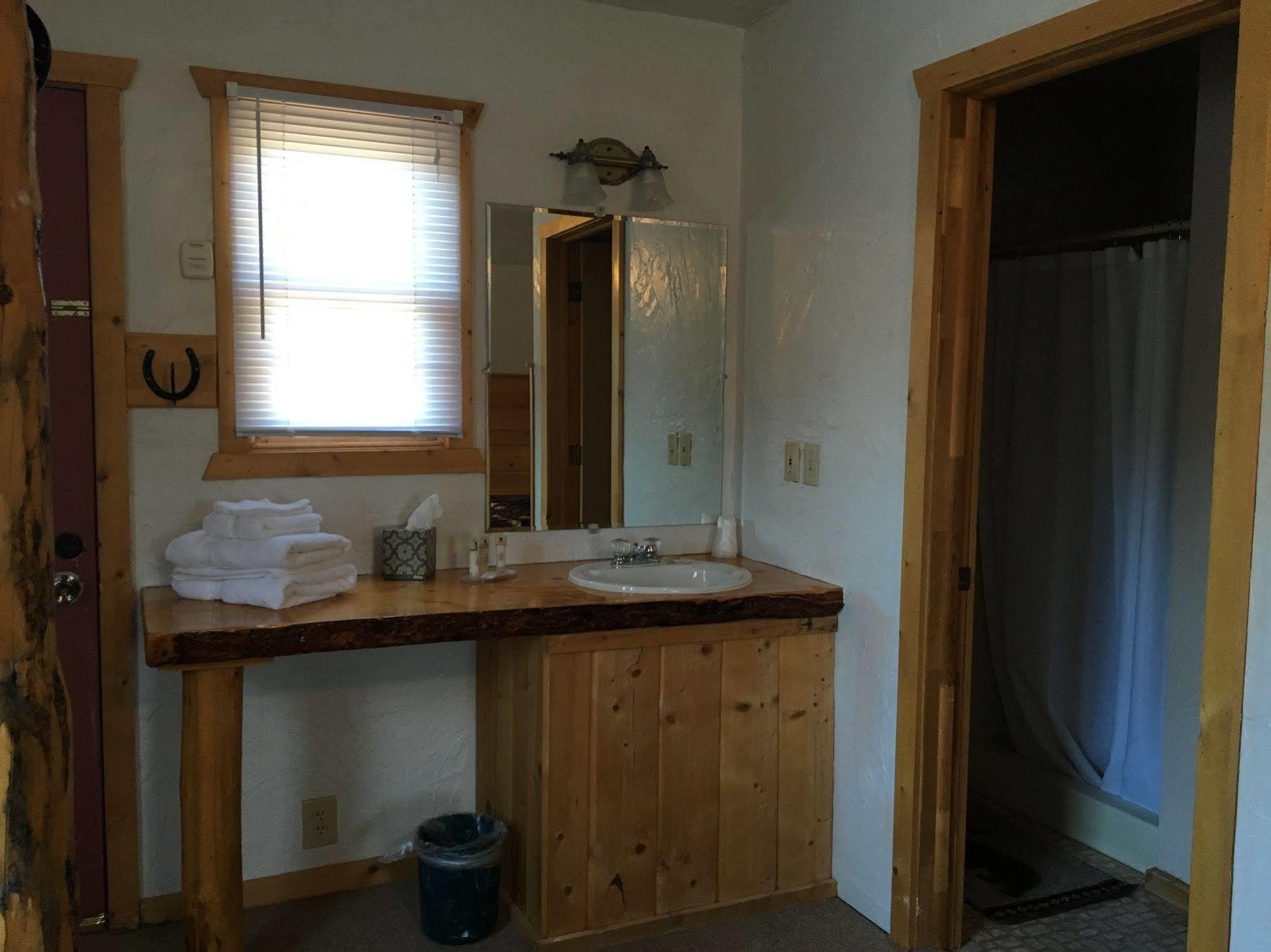 Chinook Winds Motel Дубойс Экстерьер фото
